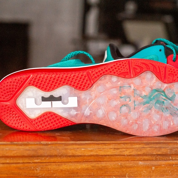 Liverpool Green, Black, Action Red Nike Lebron IX Low Sz 10.5 BNWOB - Picture 2 of 3